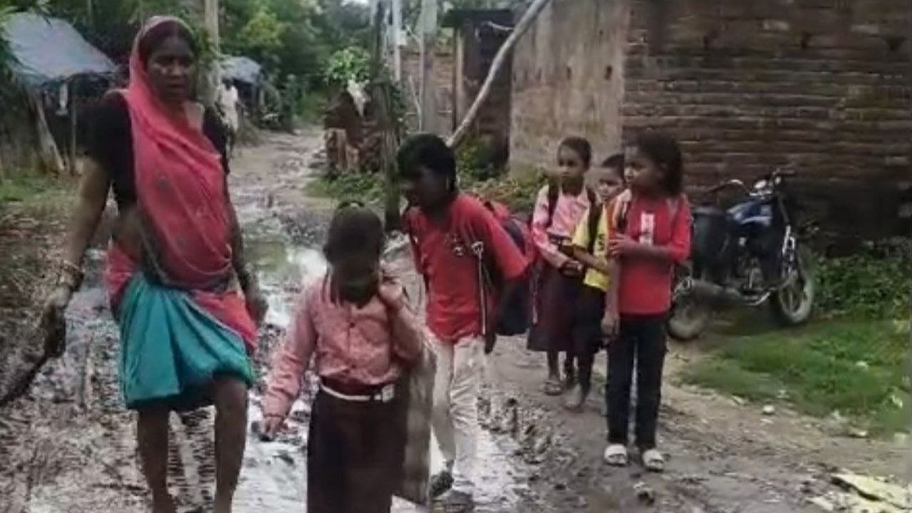 Maharajganj News: नाली गायब, सड़क बेहाल… बारिश में नरक बन जाता है अमरूवा टोला! कीचड़ में फिसल रहे ग्रामीण