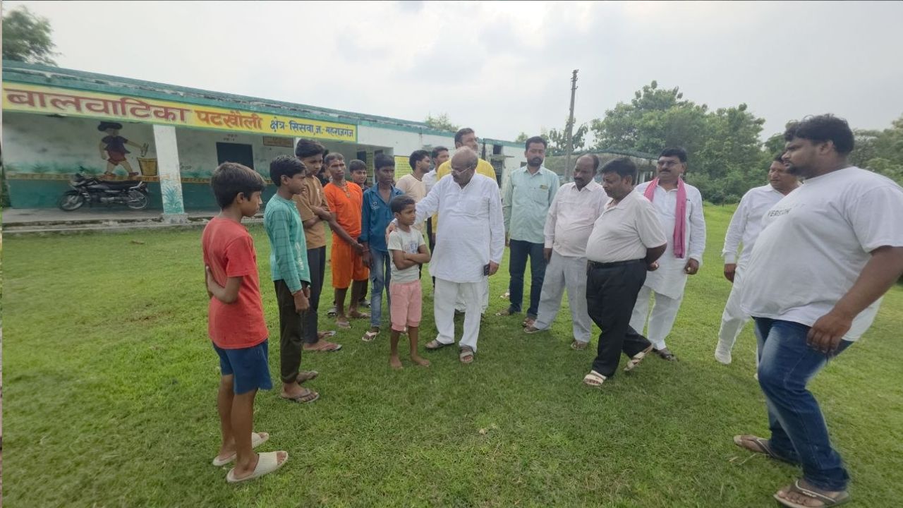 सपा नेताओं ने कहा कि गांव का प्राथमिक विद्यालय सिर्फ एक इमारत नहीं, बल्कि गरीब और वंचित परिवारों के बच्चों के भविष्य से जुड़ा है। विद्यालय बंद होने से बच्चों की पढ़ाई प्रभावित हो सकती है और उन्हें शिक्षा के लिए दूसरे स्थानों पर जाना पड़ सकता है। नेताओं ने कहा कि ग्रामीण इलाकों में बच्चों को बेहतर शिक्षा उपलब्ध कराना सरकार की प्राथमिक जिम्मेदारी होनी चाहिए।