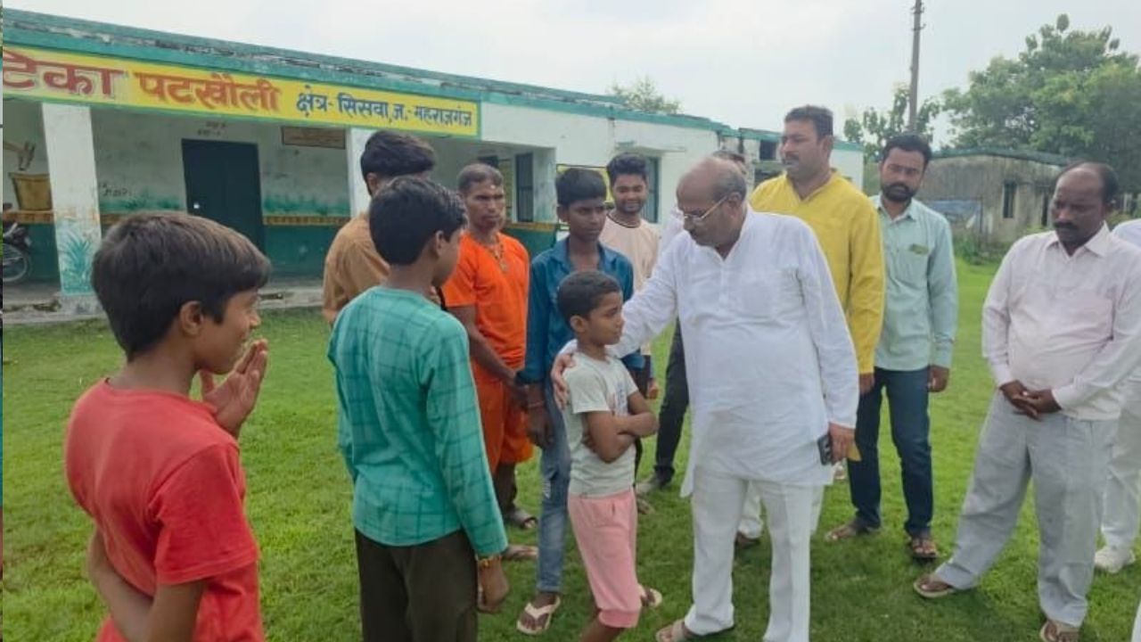 सुशील कुमार टिबड़ेवाल ने कहा कि समाजवादी पार्टी की सरकार बनने पर पटखौली के बंद प्राथमिक विद्यालय को दोबारा खुलवाया जाएगा। उन्होंने कहा कि विद्यालय को केवल संचालित कराने तक सीमित नहीं रखा जाएगा, बल्कि उसे आधुनिक सुविधाओं से लैस कर हाईटेक स्कूल के रूप में विकसित करने का प्रयास किया जाएगा। उन्होंने कहा कि PDA समाज के बच्चे गुणवत्तापूर्ण शिक्षा हासिल करें, प्रतियोगी परीक्षाओं और अन्य क्षेत्रों में आगे बढ़ें तथा अपने सपनों को पूरा करें, यही समाजवादी पार्टी की प्राथमिकता है। कार्यक्रम के दौरान सपा नेताओं ने बच्चों और ग्रामीणों को शिक्षा के महत्व के बारे में जागरूक किया। नेताओं ने कहा कि किसी गांव में विद्यालय का बंद होना केवल शिक्षा विभाग का मामला नहीं है, बल्कि इससे आने वाली पीढ़ी का भविष्य प्रभावित होता है।