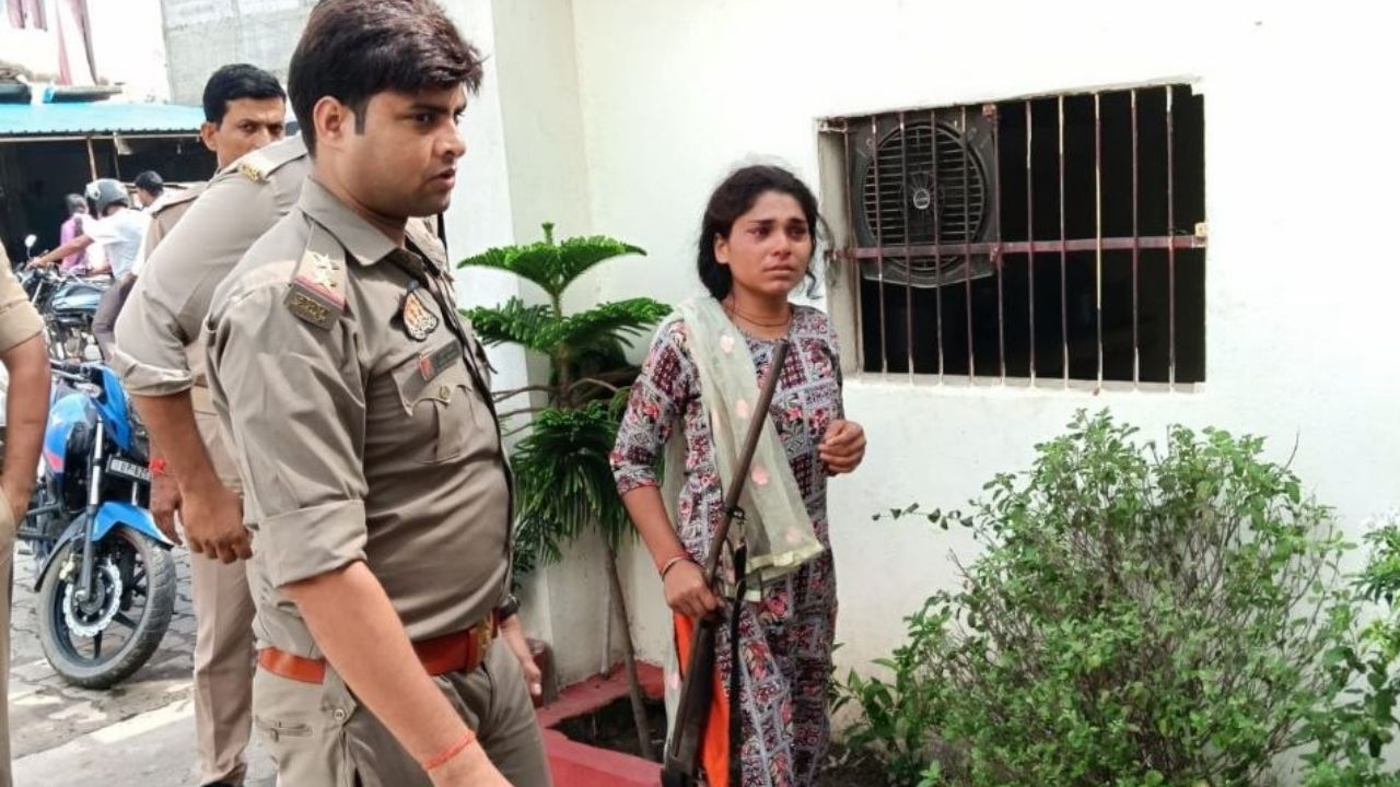जमीन के टुकड़े के लिए लाइसेंसी असलहा लेकर पुलिस चौकी पहुंची युवती, रोते हुए बोली- मुझे न्याय…