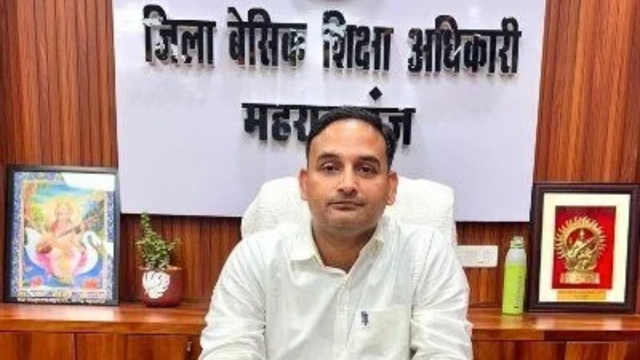‘स्कूल नहीं तो वोट नहीं’ की गूंज के बाद बड़ा एक्शन! कोदइला के शिक्षक हेसामुद्दीन निलंबित, बच्चों को जुटाकर प्रदर्शन कराने का आरोप