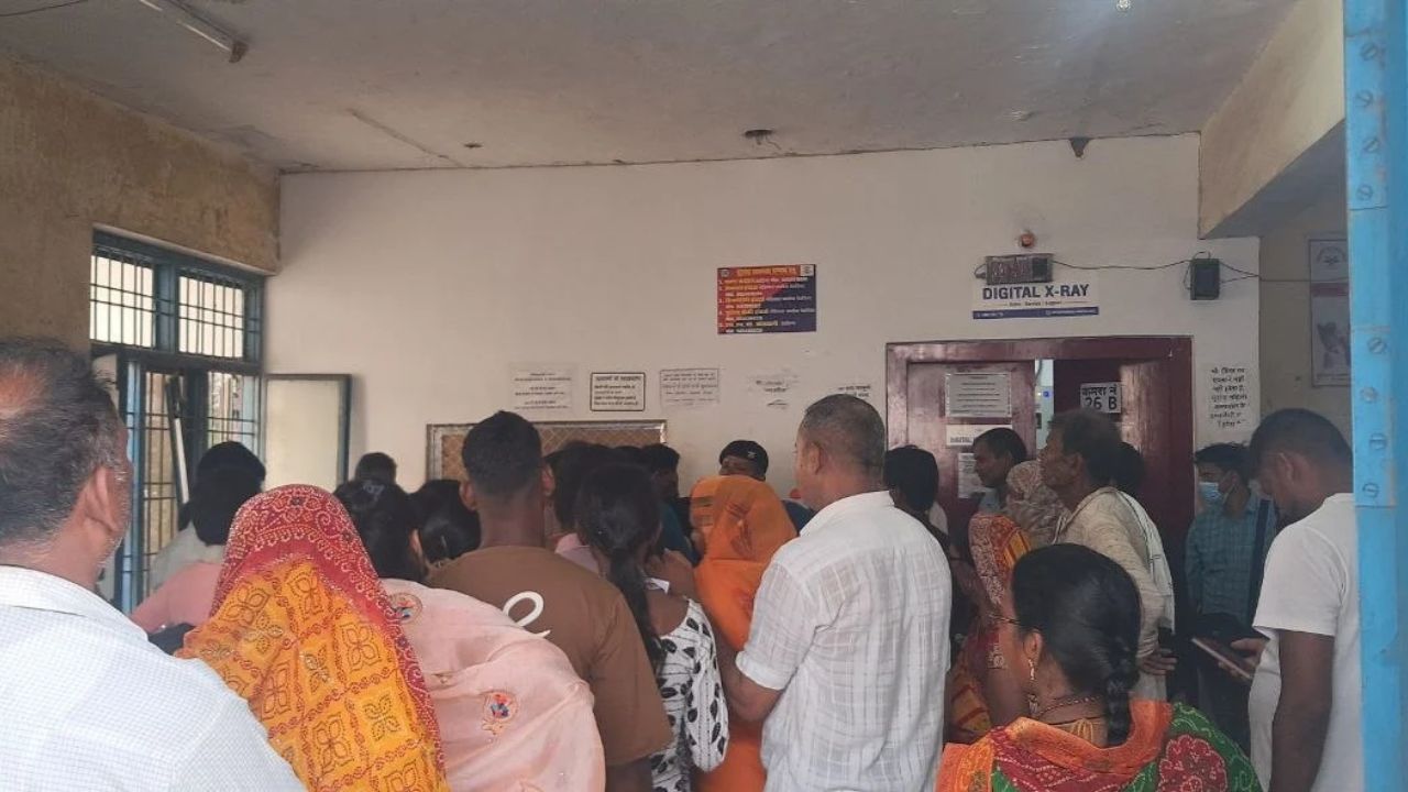 अस्पताल है या जिल्लत का अखाड़ा! स्वास्थ्य सेवाओं के बड़े दावों की उड़ रही धज्जियां, जानिये देवरिया अस्पताल में तड़पते मरीजों का सच
