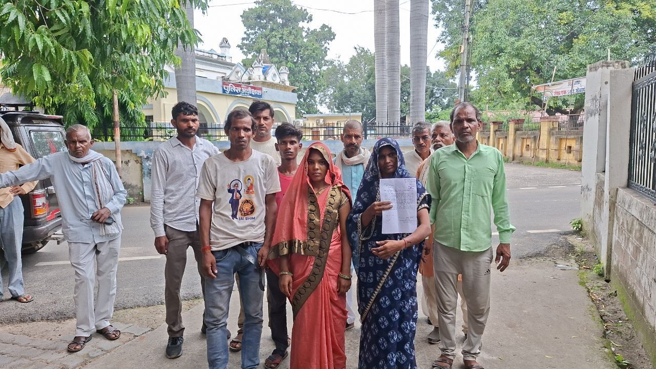 Mainpuri News: जिस घर के लिए सरकार ने दिए पैसे, उसी पर दबंगों का कब्जा! पीड़िता पहुंची DM के दरबार