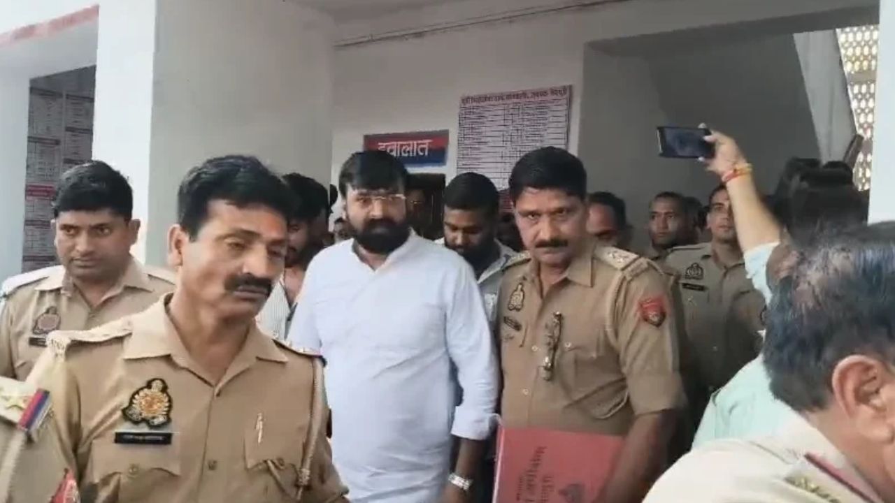 मैनपुरी में भाजपा नेता किशन दुबे गिरफ्तार, थाने के बाहर समर्थकों ने किया हंगामा