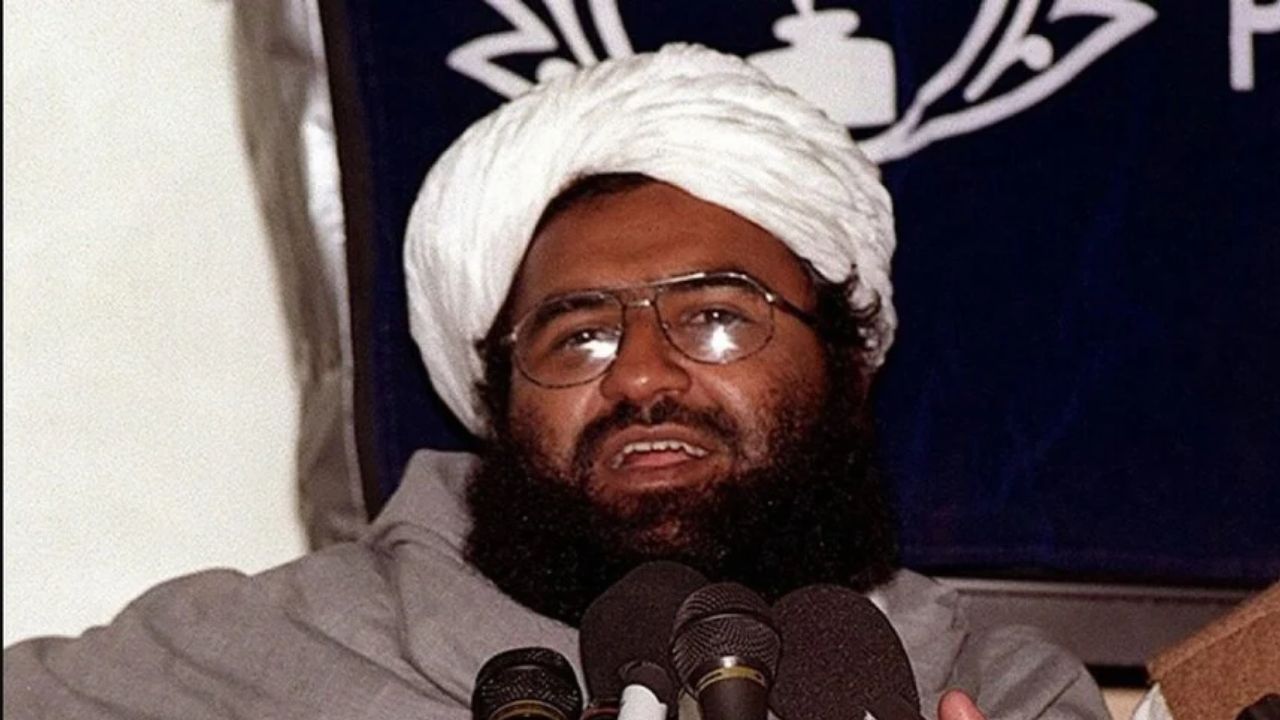 FATF बैठक से पहले पाकिस्तान का दिखावा; आतंकी मसूद अजहर का निकाला ‘वारंट’