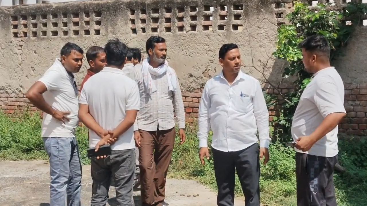 हाथरस में दाऊजी मेला देखकर लौट रहे किशोरों की बाइक को अज्ञात वाहन ने मारी टक्कर, एक की मौत और दूसरा गंभीर