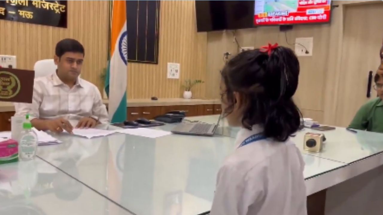 Mau News: 7 साल की समरा पहुंची Mau डीएम दरबार, बोली- “सर मेरे घर का रास्ता बनवा दीजिए स्कूल ड्रैस गंदी हो जाती है”