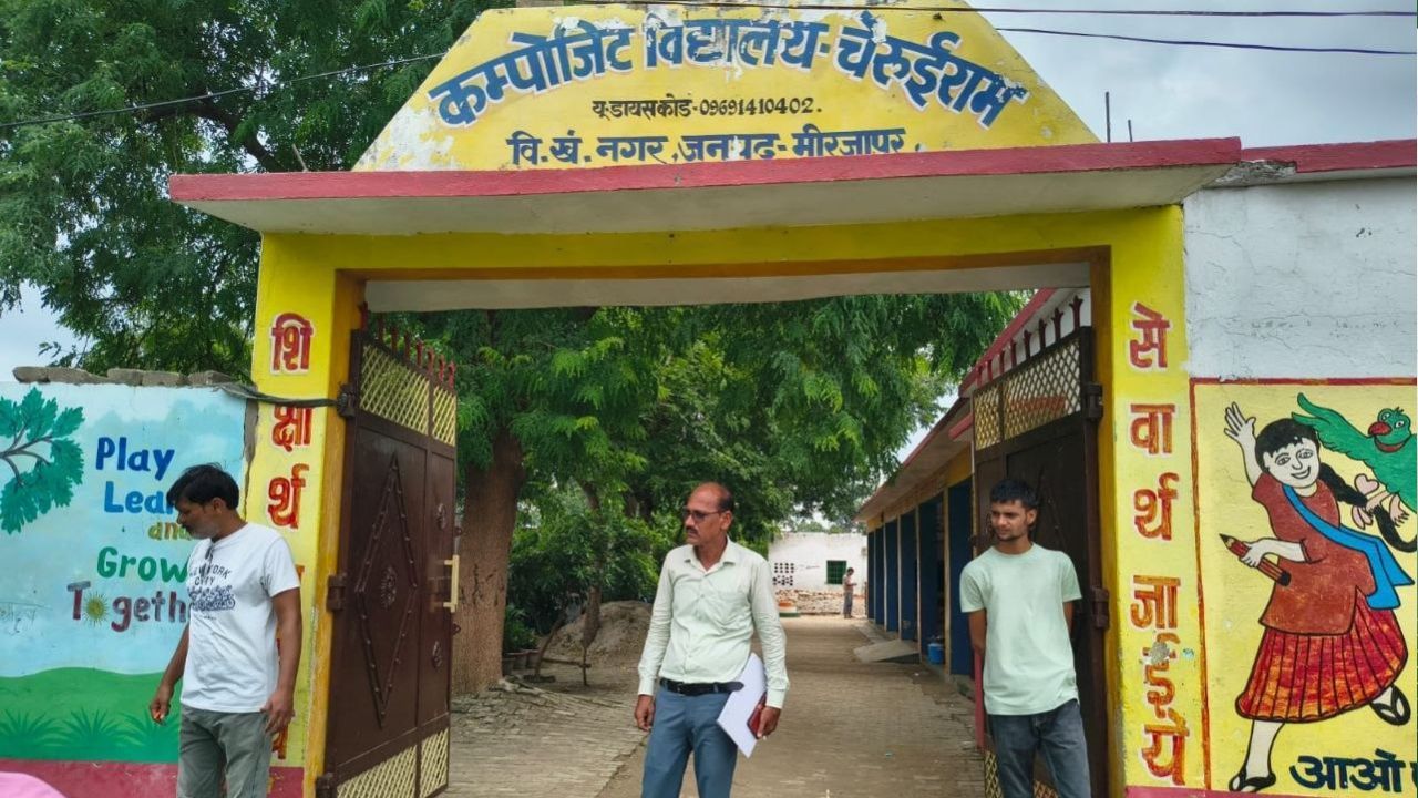 Mirzapur News: स्कूल सामने था, लेकिन रास्ता गायब! 470 बच्चों ने जो किया, उससे अफसर भी दौड़े