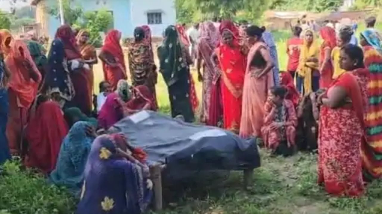 70 साल की बुजुर्ग महिला की हत्या, अंतिम संस्कार से परिजनों ने किया इनकार; आरोपी के दरवाजे शव रखकर मुआवजे की मांग