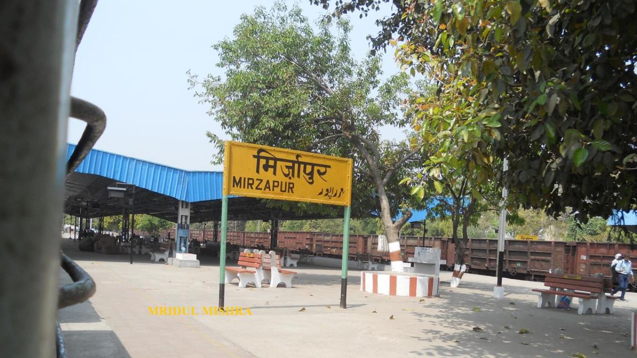 Mirzapur: रात में अचानक RPF थाने पहुंचे IG, प्लेटफॉर्म से CCTV रूम तक खंगाली सुरक्षा व्यवस्था