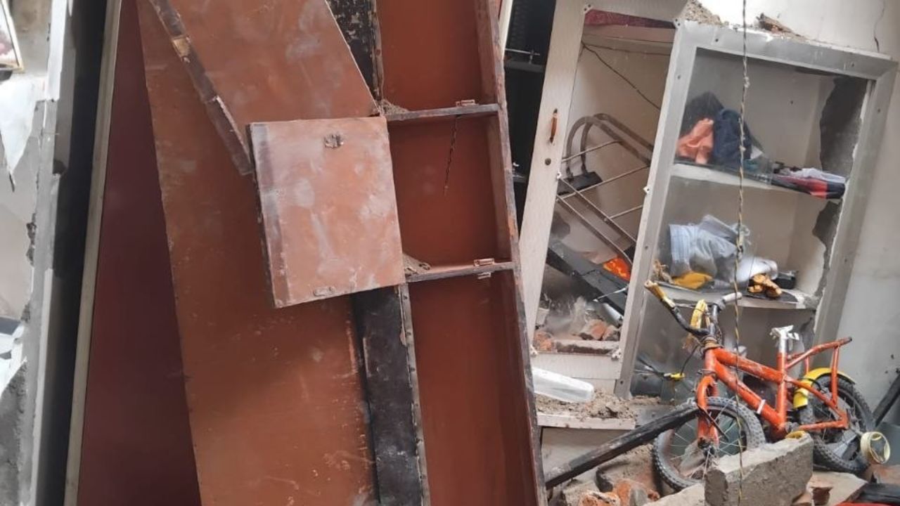 3 दिन से हो रही बारिश बनी आफत! भोर में सोते परिवार पर गिरी मकान की छत, घायलों को वाराणसी रेफर