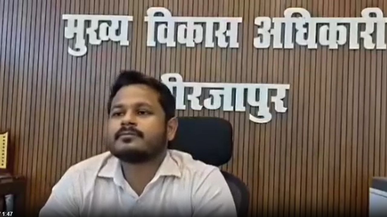 मिर्जापुर में सड़क के गड्ढे भरने की मांग पर मुकदमा! सपा बोली- ‘गड्ढे भरने से पहले FIR भर दी गई’