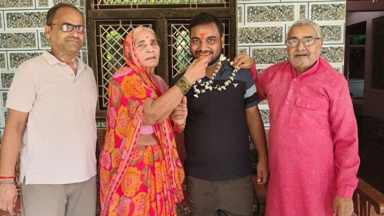 मीरजापुर के सौरभ यादव की बड़ी कामयाबी, UPSSSC जूनियर असिस्टेंट परीक्षा में हुआ चयन