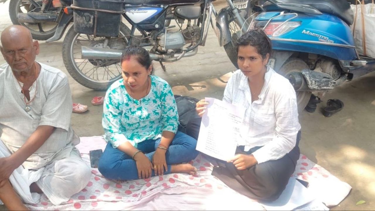 ‘पूरी जमीन कब्जा कर लेंगे, कहीं शिकायत की तो जान से मार देंगे’; आरोप लगाकर DM ऑफिस के सामने धरने पर बैठा परिवार