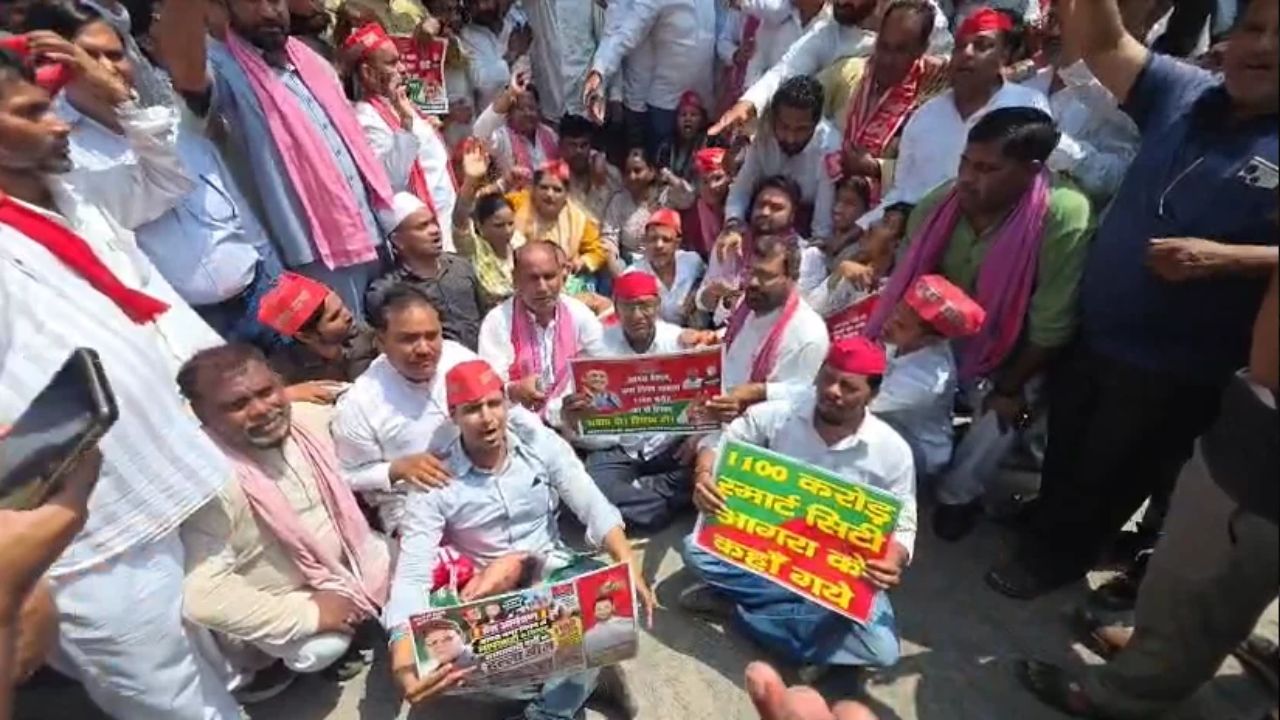 नगर निगम के घेराव को लेकर भिड़े सपा कार्यकर्ता और बीजेपी समर्थक, आगरा में गरमाई सियासत