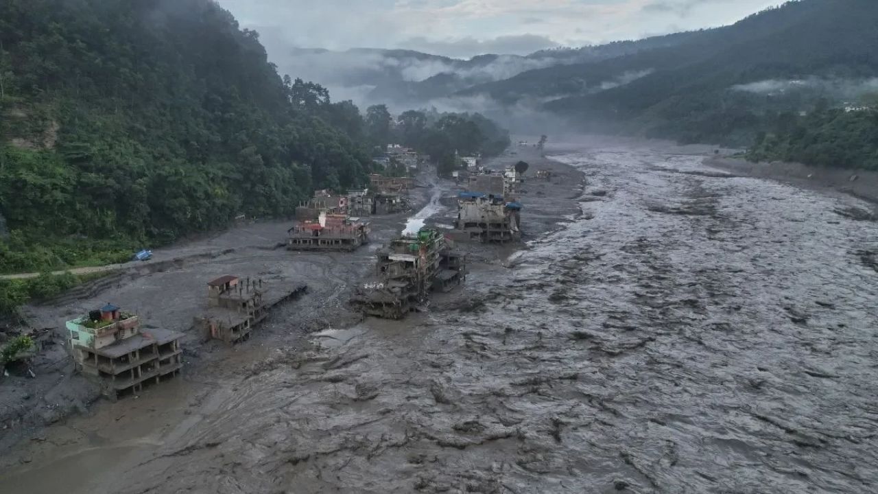 नेपाल की बाढ़ बनी जहरीला पानी! छूते ही शरीर पर फैल रहा खौफनाक इंफेक्शन, यूपी में भी हड़कंप