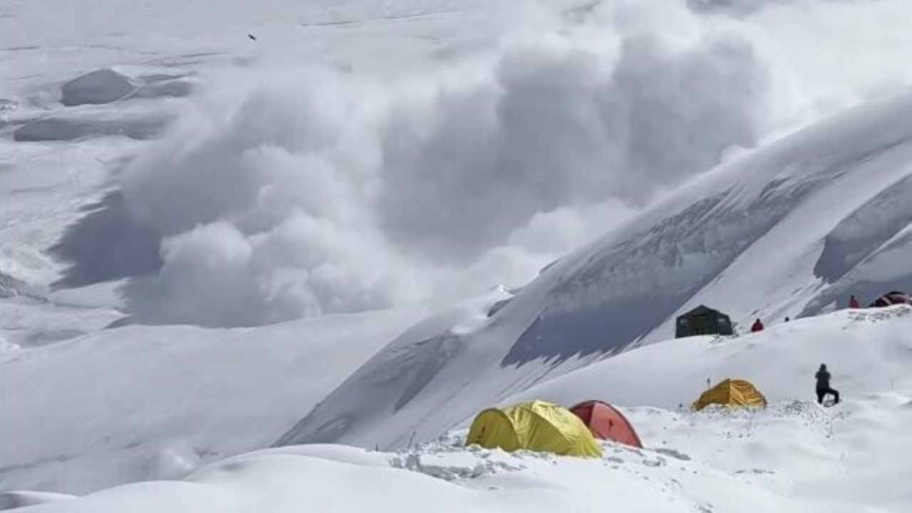 माउंट मनास्लु पर बर्फीली तबाही: खतरे को दरकिनार कर आगे बढ़े भारतवंशी पर्वतारोही और गाइड, टेंट में दबे मिले शव