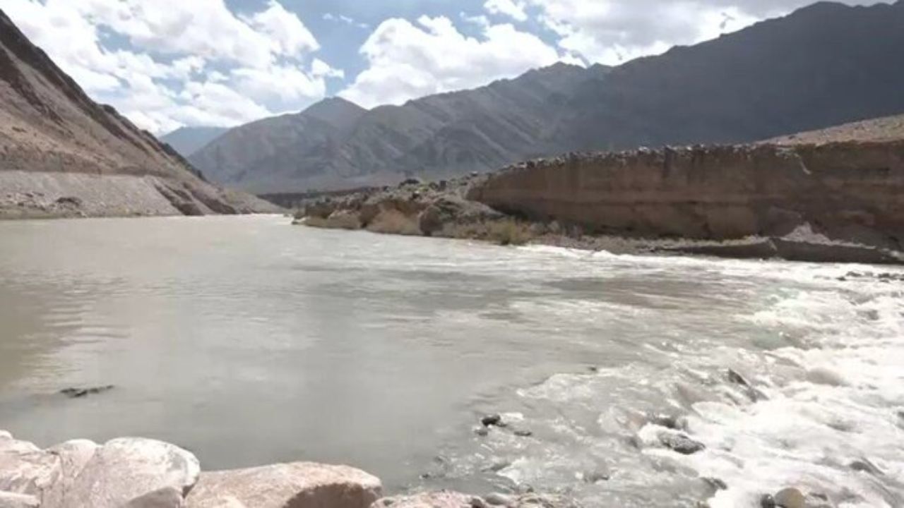 सिंधु नदी पर भारत का अनोखा दांव! बिना सीमेंट पत्थरों से बना चेक डैम, 4 करोड़ लीटर पानी का इंतजाम