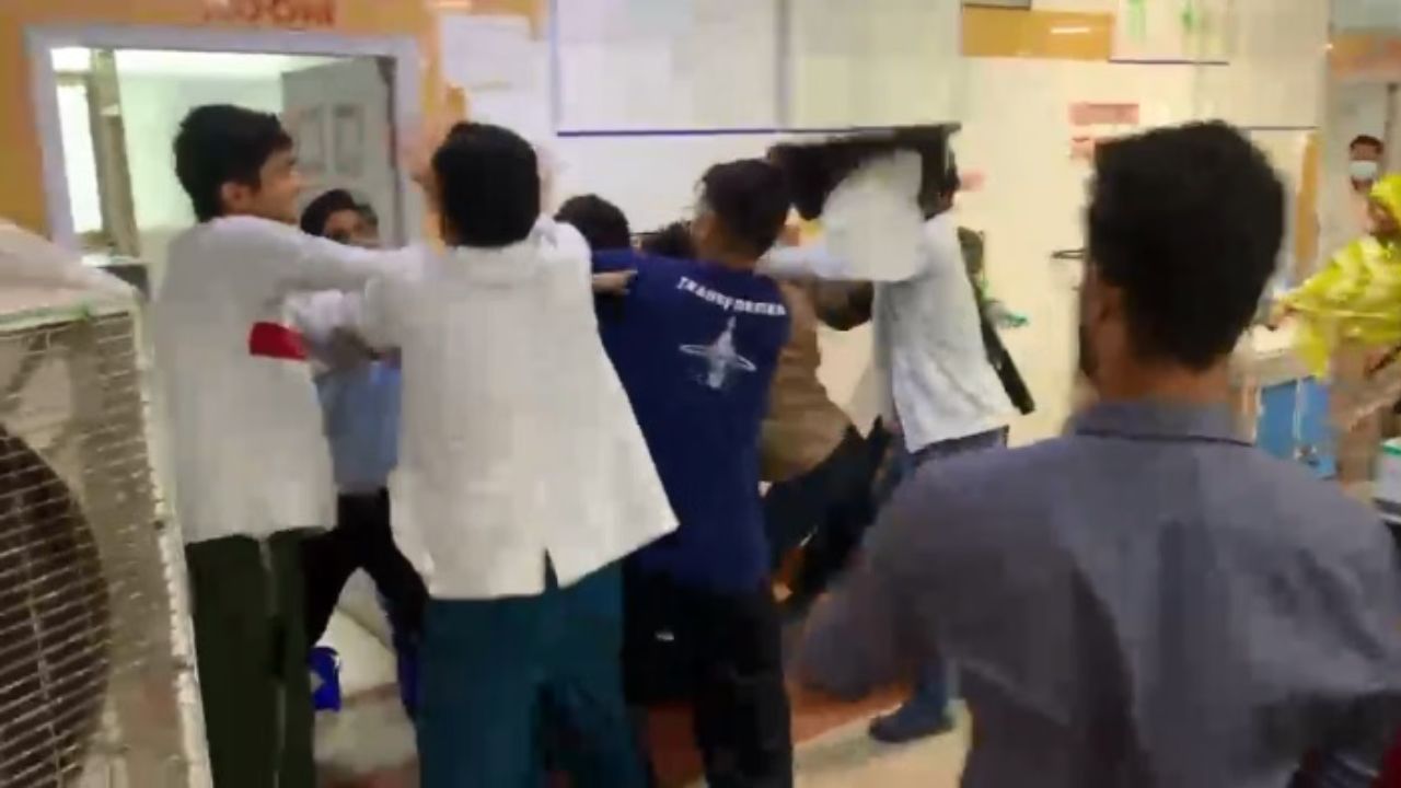 पहले डॉक्टर से विवाद, फिर इमरजेंसी में पहुंचा पूरा मामला; MBBS और नर्सिंग छात्रों में मारपीट से हड़कंप