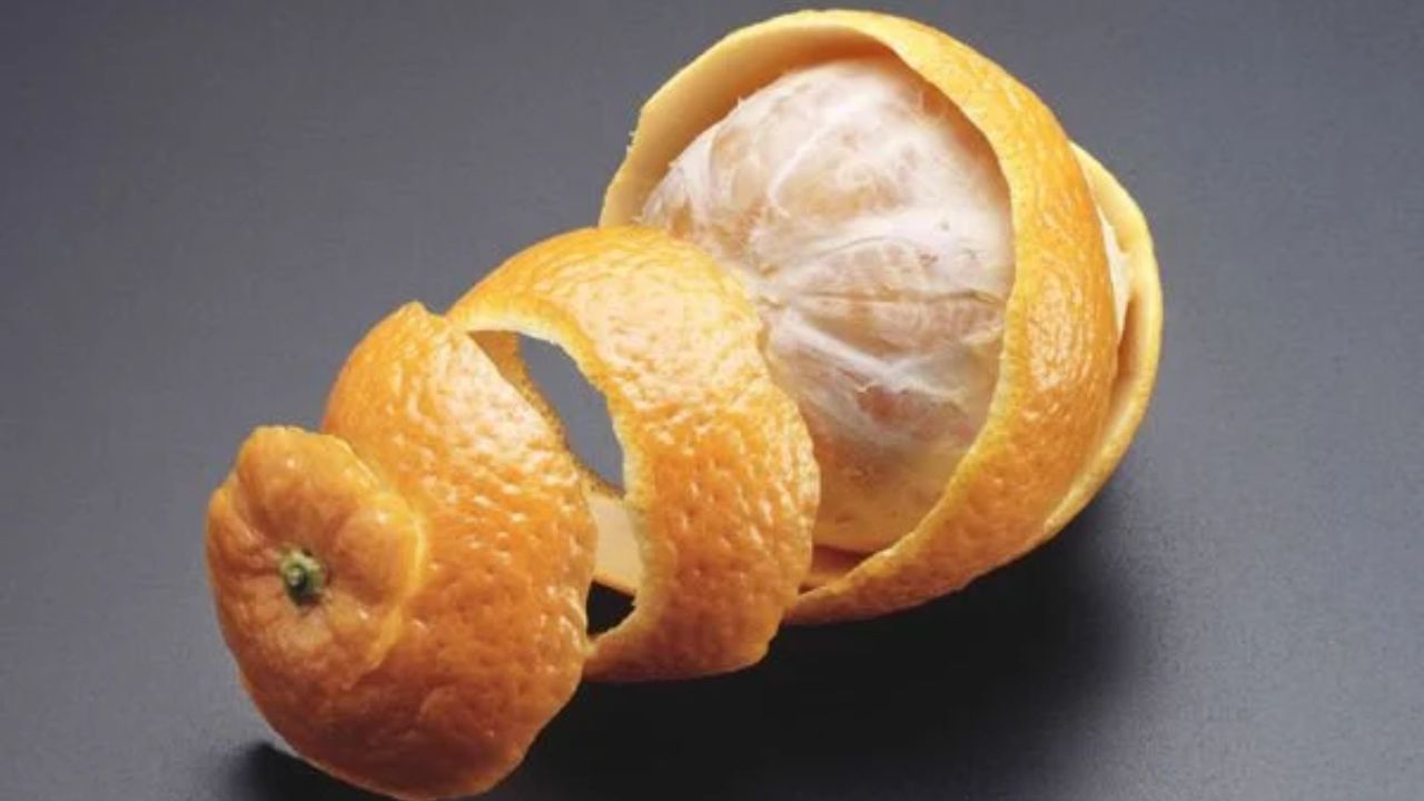 Orange Peel Uses: संतरे के छिलके फेंकने की भूल कभी न करें, किचन से लेकर पौधों तक ऐसे करें इस्तेमाल
