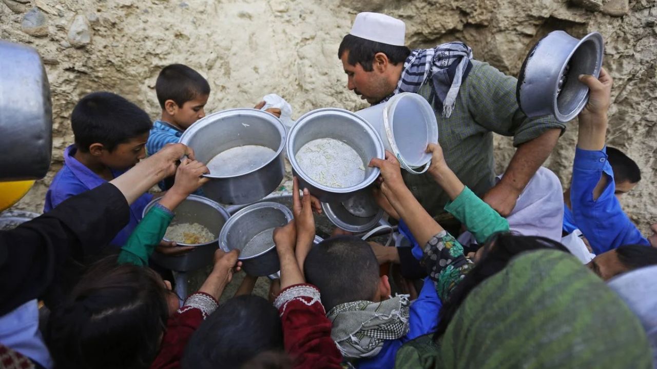दाने-दाने को तरसता पाक! हुक्मरानों के ‘बड़े वादे’ vs थाली की ‘बदहाली’ जानिए क्यों पेट की आग में झुलस रही आवाम