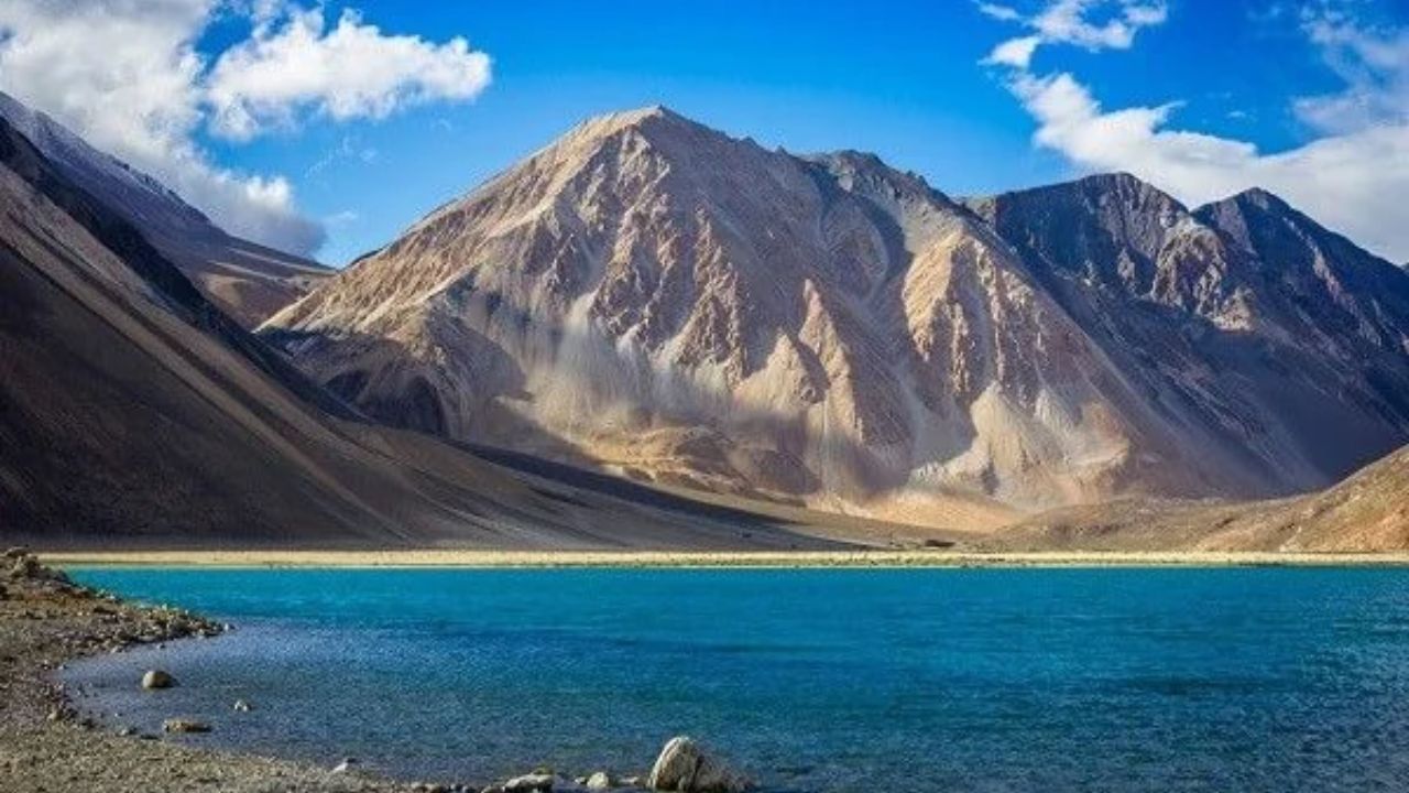मौसम की तरह रंग बदलती है यह रहस्यमयी झील, जानिए यहां पहुंचने का सबसे आसान रास्ता