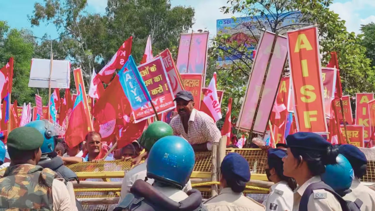 पटना में CEC ज्ञानेश कुमार के इस्तीफे की मांग को लेकर भारी बवाल, डाकबंगला चौराहे पर पुलिस और प्रदर्शनकारियों में तीखी झड़प