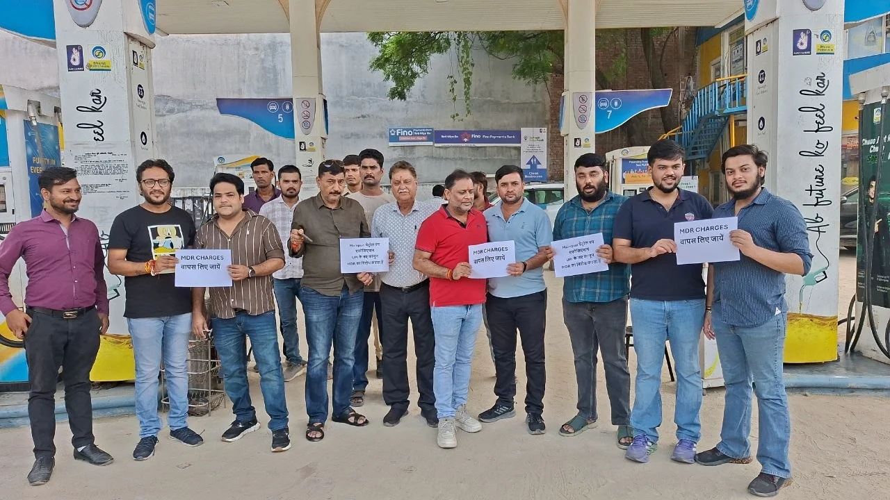 “Free UPI” पर एक्स्ट्रा चार्ज मंजूर नहीं! मैनपुरी में पेट्रोल पंप मालिकों ने दी आंदोलन की बड़ी चेतावनी