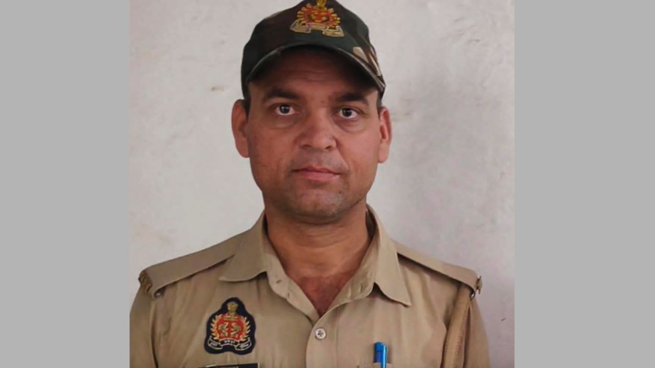 झूठ का पर्दाफाश और जांच अधिकारी भी रह गए दंग! मिर्ज़ापुर में थानेदार पर बेबुनियाद आरोप लगाने वाला कांस्टेबल सस्पेंड
