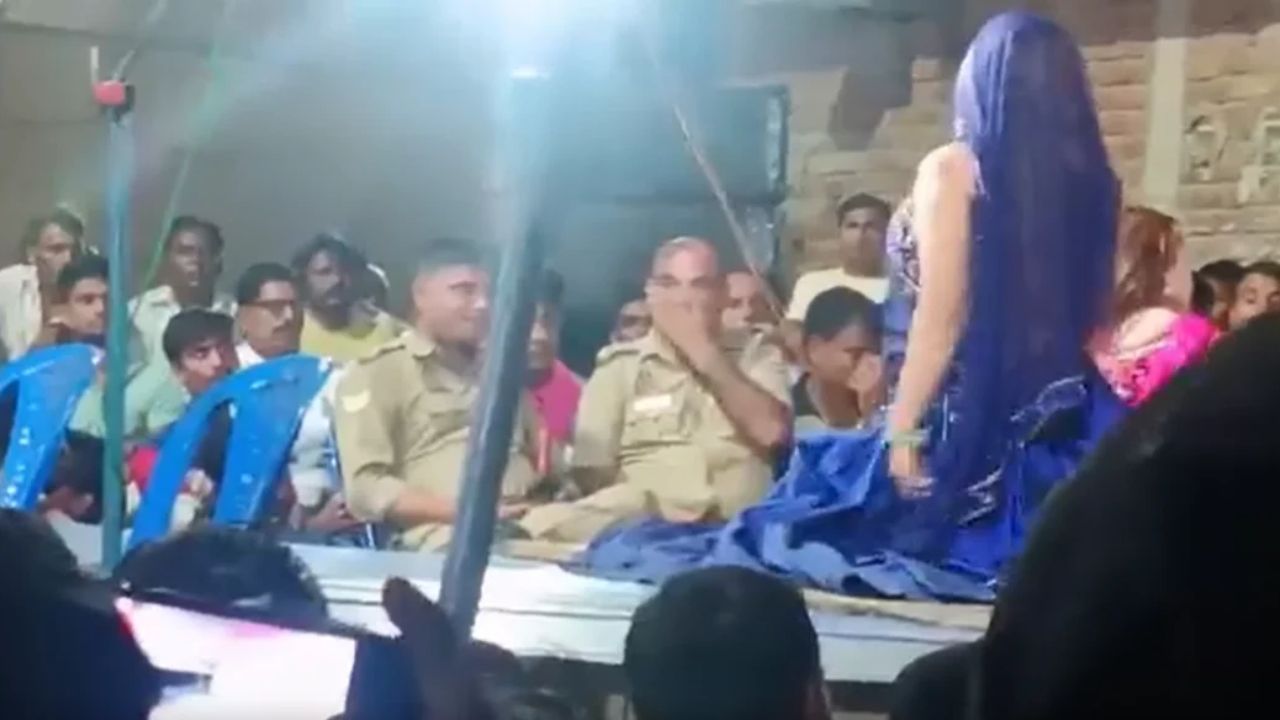खाकी की मर्यादा तार-तार: वर्दी पहनकर मंच के पास अश्लील गानों का लुत्फ उठाते दिखे पुलिसकर्मी, वीडियो वायरल