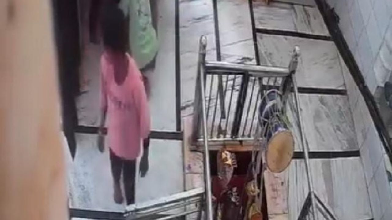 बारिश बनी चोरों की ढाल! मंदिर में घुसे 5 चोर, दान पेटिका उठाई और CCTV में कैद हो गई करतूत