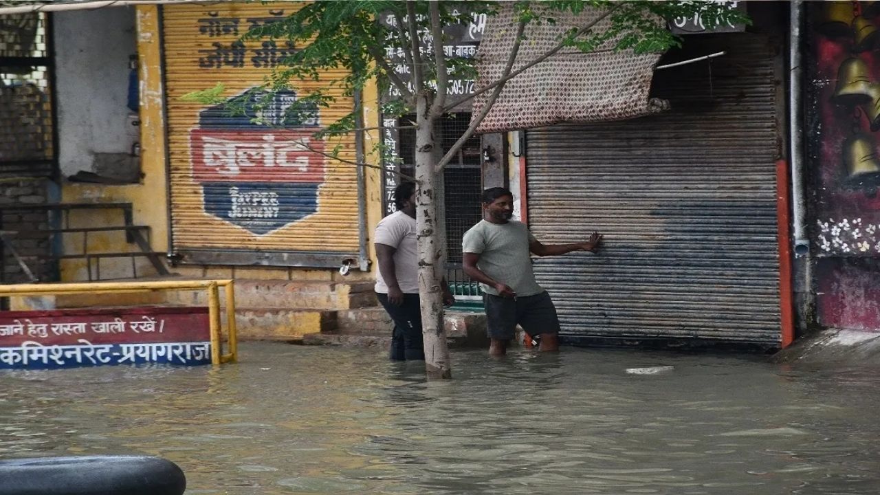 Prayagraj Flood: गंगा-यमुना उफान पर, कई मोहल्लों में घुसा बाढ़ का पानी; सैकड़ों लोग राहत शिविरों में पहुंचे