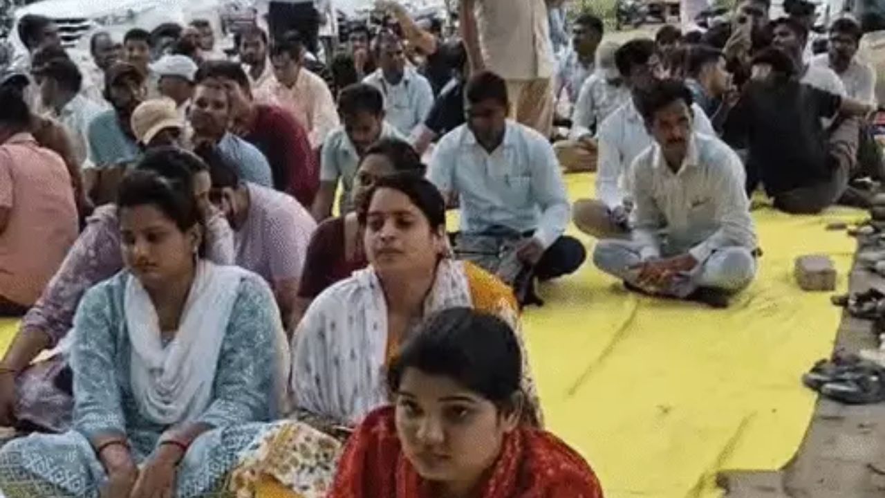 14 दिन से आमरण अनशन, अब कफन ओढ़ाकर प्रदर्शन! TGT-PGT भर्ती में पुरानी नियमावली की मांग पर आंदोलन तेज