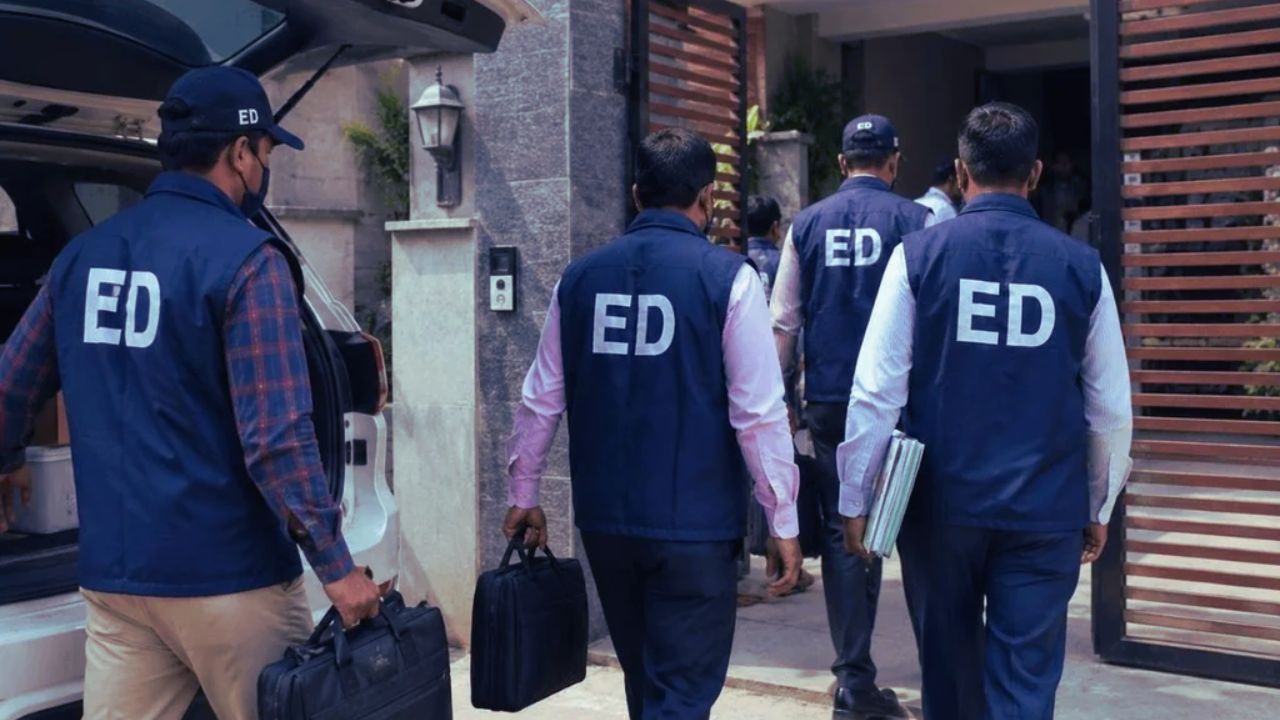 24 घंटे चलता था वेब सेंटर, तार जुड़े IPS से! पंजाब में ED की ताबड़तोड़ रेड से हड़कंप; पढ़ें पूरा मामला