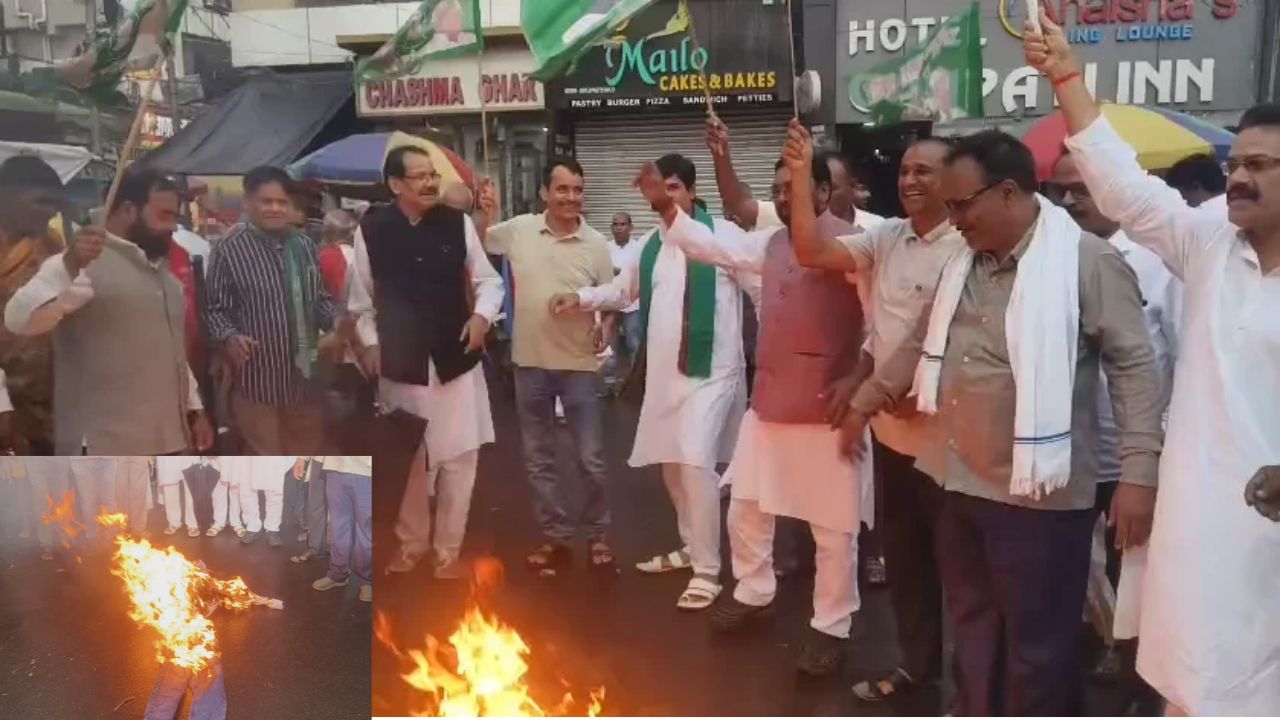 बिहार के बाद देवघर तक पहुंची सियासत की आग: SIR और इलेक्शन कमीशन के खिलाफ RJD का बड़ा धमाका, CEC का फूंका पुतला