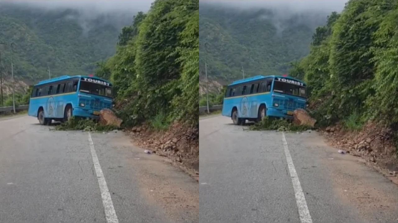 रुद्रप्रयाग में चलती बस पर गिरा पहाड़ी से विशाल बोल्डर, बाल-बाल बची यात्रियों की जान, मची चीख-पुकार