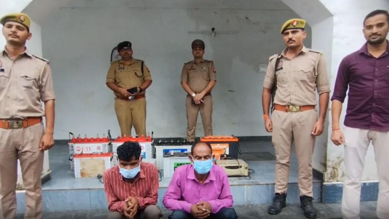 फर्रुखाबाद में पुलिस को बड़ी सफलता: 25-25 हजार के दो इनामी चोर गिरफ्तार, डेढ़ लाख की इन्वर्टर-बैटरियां बरामद