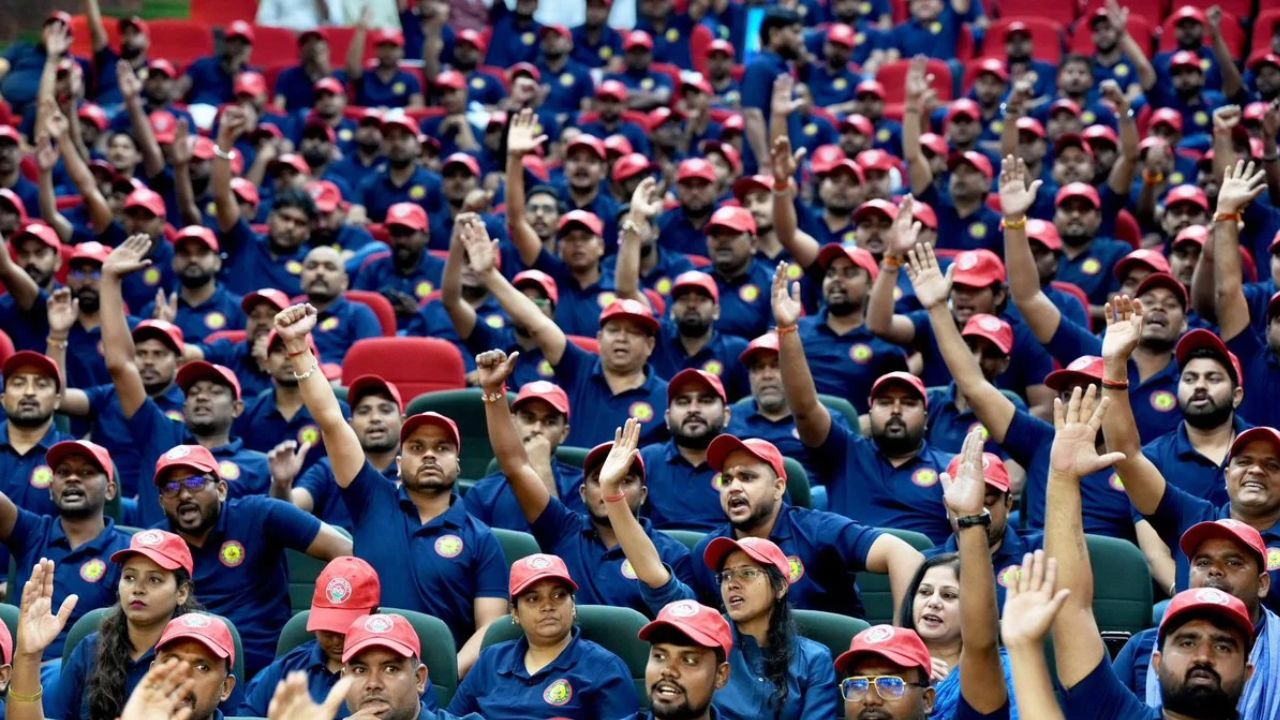 यूपी चुनाव से पहले सपा का ‘लाल-नीला’ दांव, बसपा के दलित वोट बैंक पर अखिलेश यादव की नजर