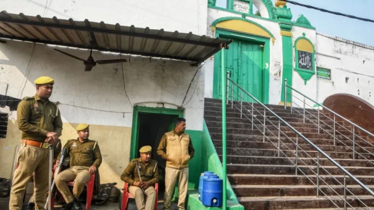 Sambhal Jama Masjid Survey Case: SC में सुनवाई टली, अब 8 सितंबर को होगी अगली सुनवाई; सुरक्षा बढ़ाई गई