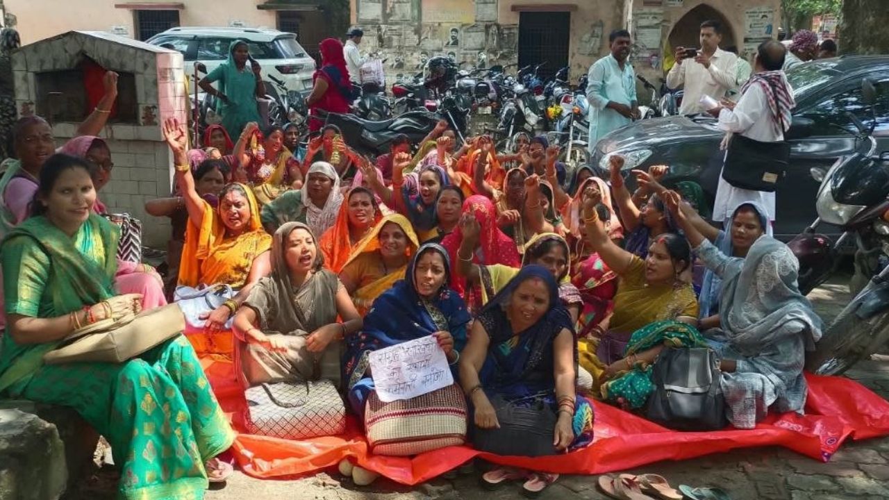 देवरिया में समूह सखियों का कलेक्ट्रेट पर हंगामा, मानदेय बढ़ाने और स्थायी कर्मचारी का दर्जा देने की भरी हुंकार