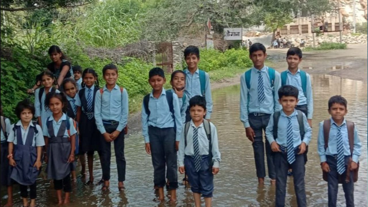 UP Weather: यूपी में बारिश ने बढ़ाई टेंशन, स्कूल बंद; इन 8 जिलों में रेड अलर्ट