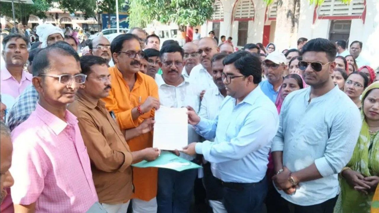 देवरिया में शिक्षामित्रों का ऐतिहासिक प्रदर्शन, 6 सूत्रीय मांगों को लेकर मजिस्ट्रेट को सौंपा ज्ञापन