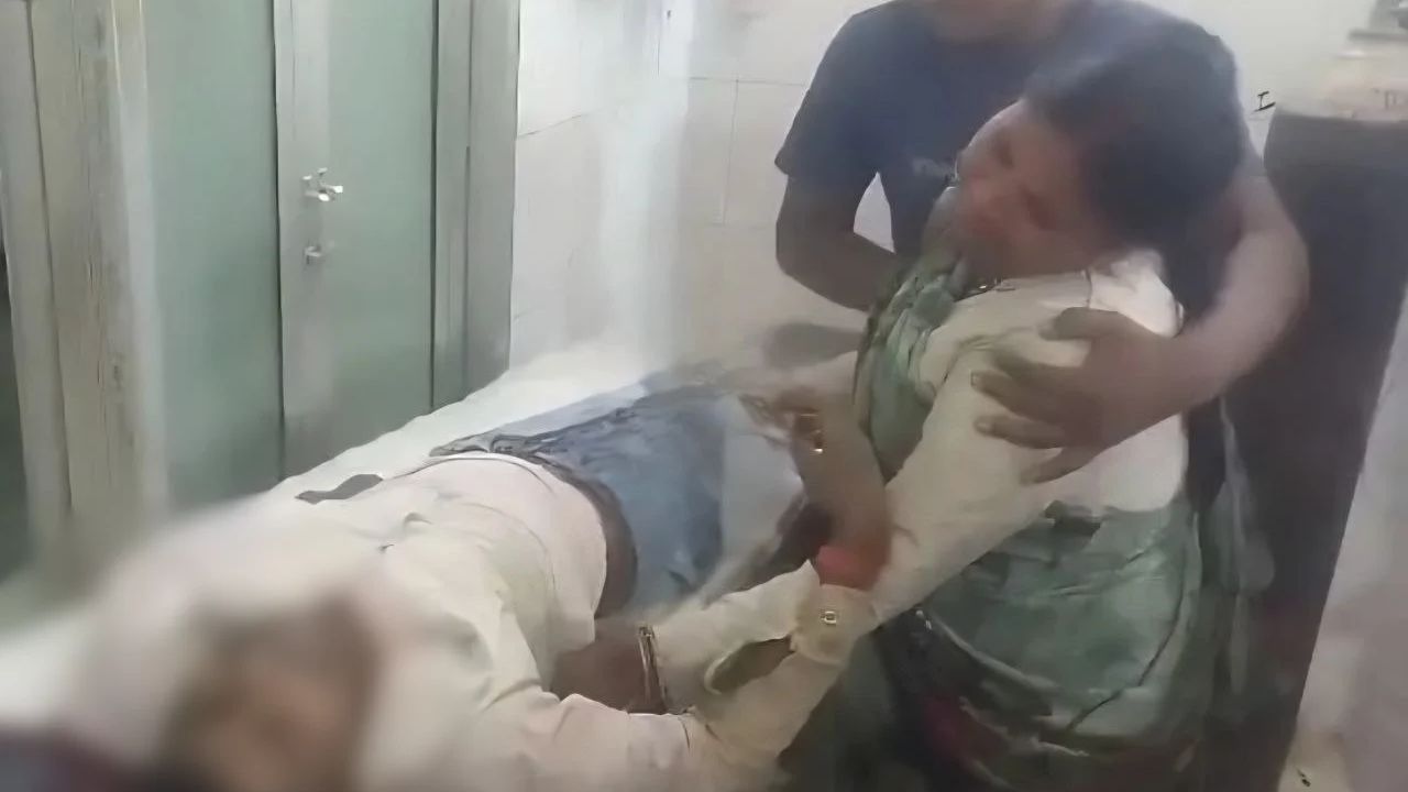 दुकान खोलने निकला था युवक, रास्ते में काल बनकर गिरा पेड़; बिजली के खंभे की चपेट में आने से मौत
