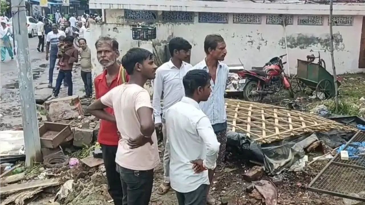 Sitapur News: जिला महिला अस्पताल के रास्ते पर प्रशासन का बड़ा एक्शन, सड़क किनारे से हटाया अतिक्रमण
