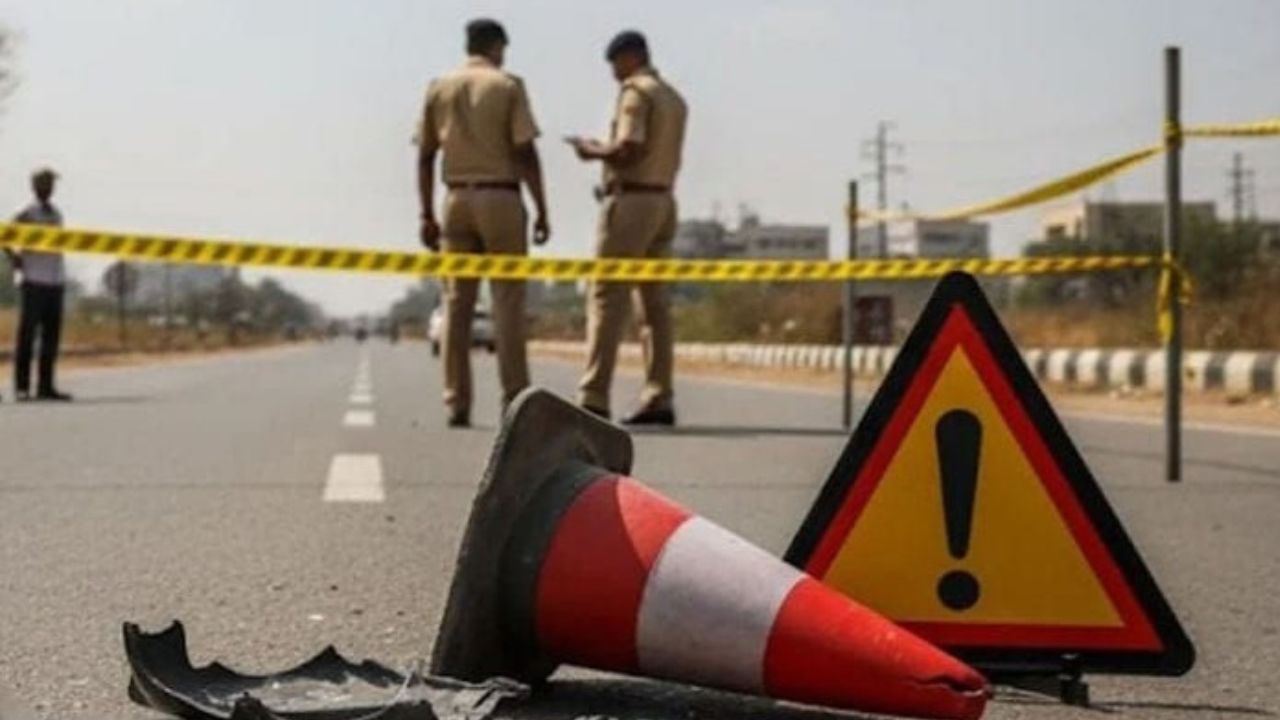 Sonbhadra Accident: चहलवा घाटी में खड़े ट्रक से टकराई पिकअप, हादसे में चालक समेत दो युवकों की मौत