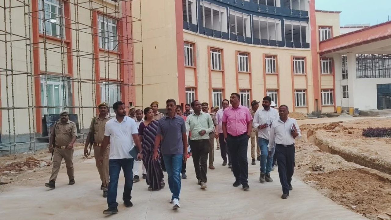 यूनिवर्सिटी के निर्माण में सुस्ती देख भड़के कमिश्नर और डीएम, ठेकेदार की क्लास लगा 15 दिन का अल्टीमेटम दे दिए कड़े निर्देश