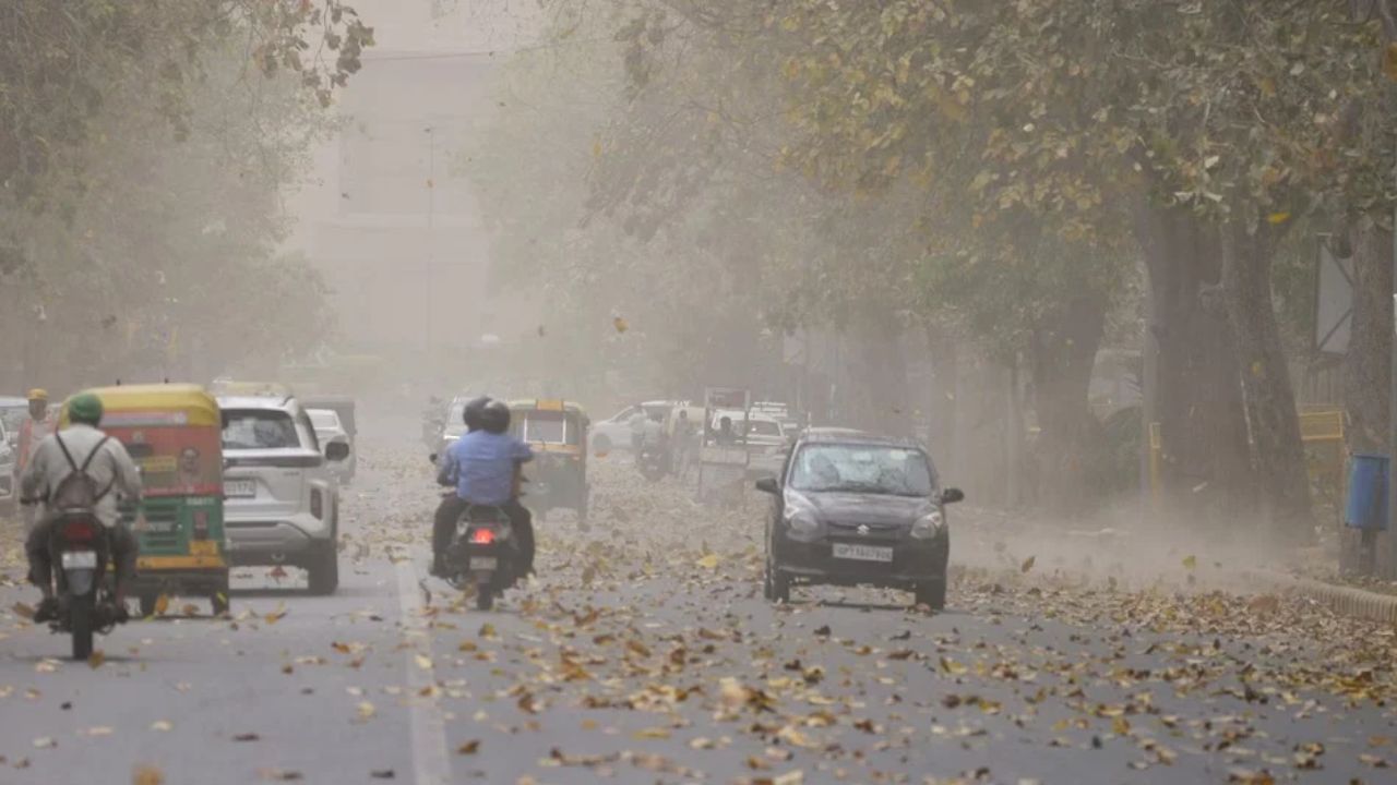 अगले 8 घंटे भारी: एक तरफ मानसून की विदाई, दूसरी तरफ 13 राज्यों में 80 KM/H की रफ्तार से तूफान का अलर्ट