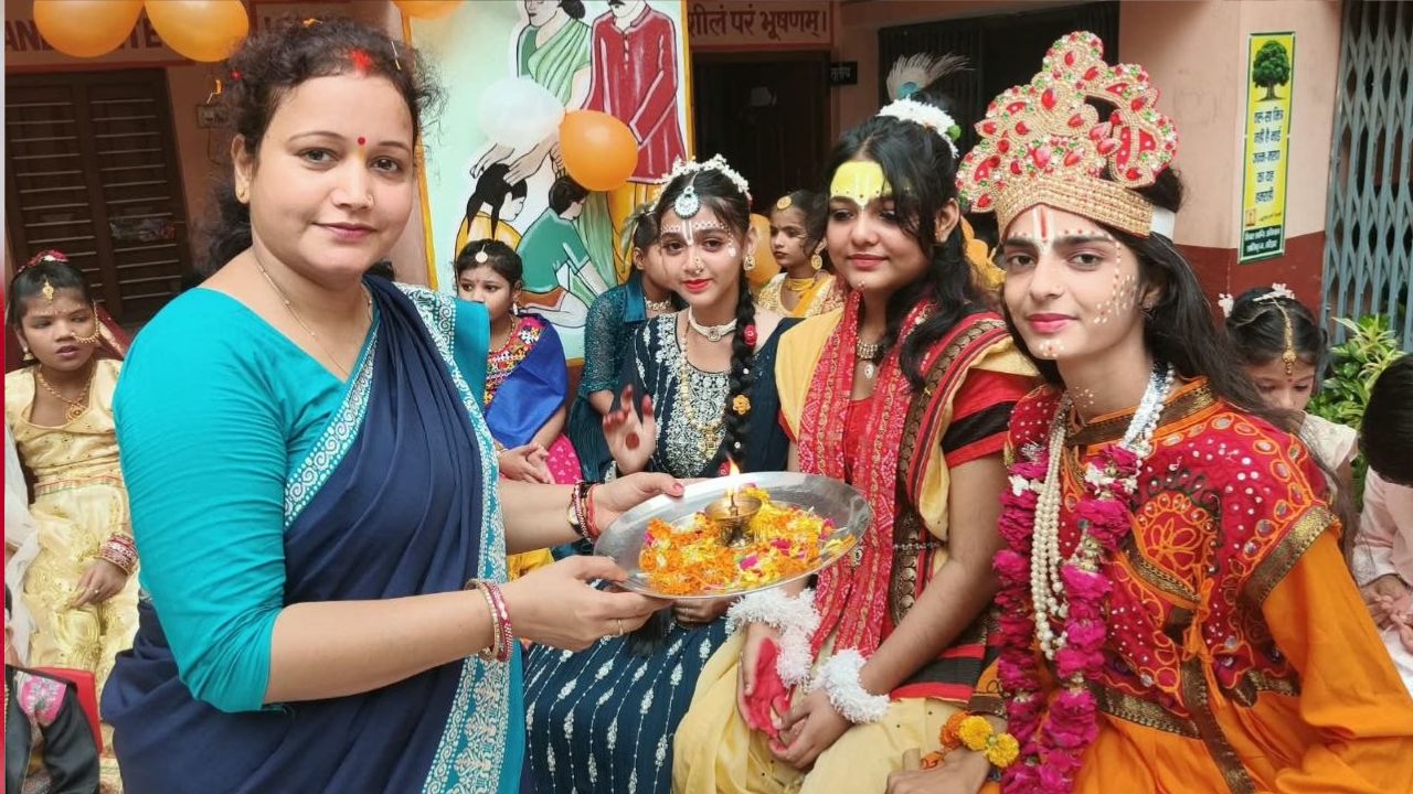 Sultanpur:  श्रीकृष्ण जन्माष्टमी को लेकर शुक्रवार को पूरे सुल्तानपुर में भक्ति और उत्साह का माहौल नजर आया। मंदिरों से लेकर विद्यालयों, पुलिस लाइन, थानों, बाजारों और ग्रामीण इलाकों तक भगवान श्रीकृष्ण के जन्मोत्सव की तैयारियां की गईं। जगह-जगह राधा-कृष्ण की झांकियां सजाई गईं और भजन-कीर्तन के साथ सांस्कृतिक कार्यक्रम आयोजित हुए।