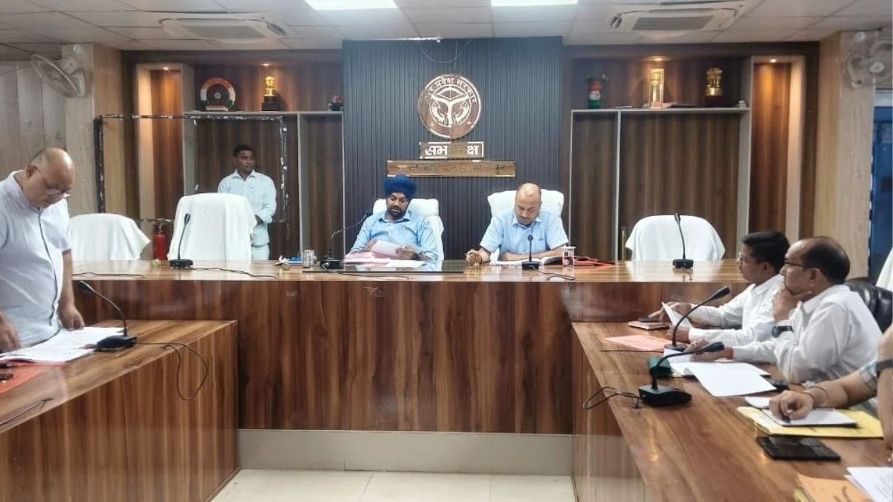अन्नपूर्णा भवनों की धीमी प्रगति पर सुलतानपुर डीएम नाराज, भूमि विवादों के शीघ्र निस्तारण के निर्देश