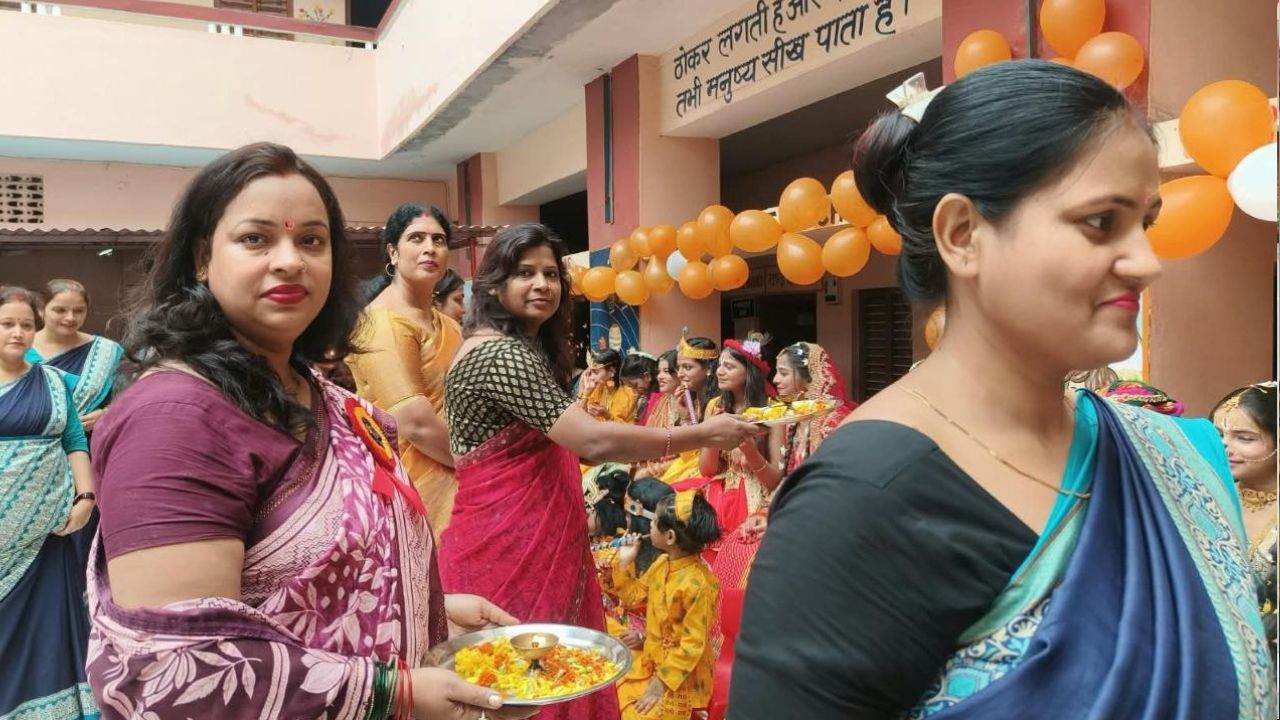 मुख्य वक्ता चंद्रशेखर आचार्य ने छात्राओं को भगवान श्रीकृष्ण के जीवन और उनके आदर्शों के बारे में बताया। उन्होंने कहा कि श्रीकृष्ण ने अधर्म और अत्याचार के खिलाफ संघर्ष करते हुए धर्म की स्थापना का संदेश दिया और कर्म को जीवन का आधार बताया।